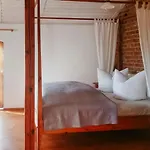 דירה Maisonette With Wood Stove And Natural Garden *